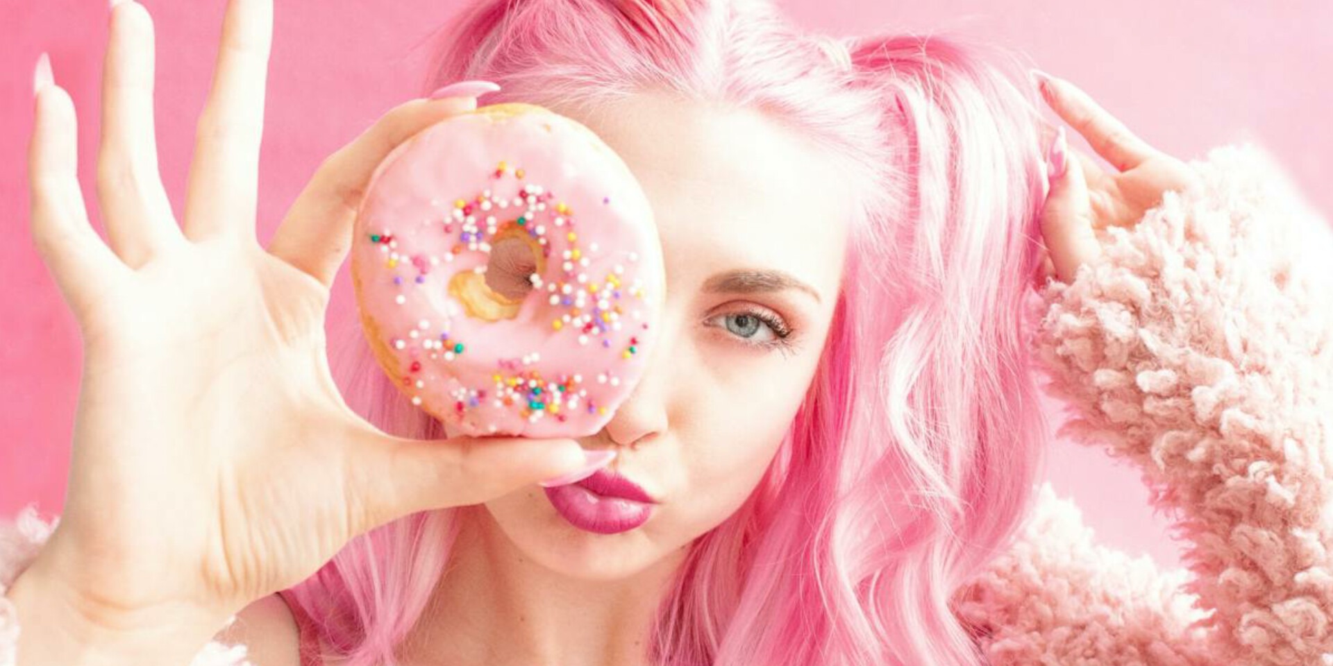 Scopri di più sull'articolo Ombretto Pastello Y2K: il Ritorno del Make Up Colorato