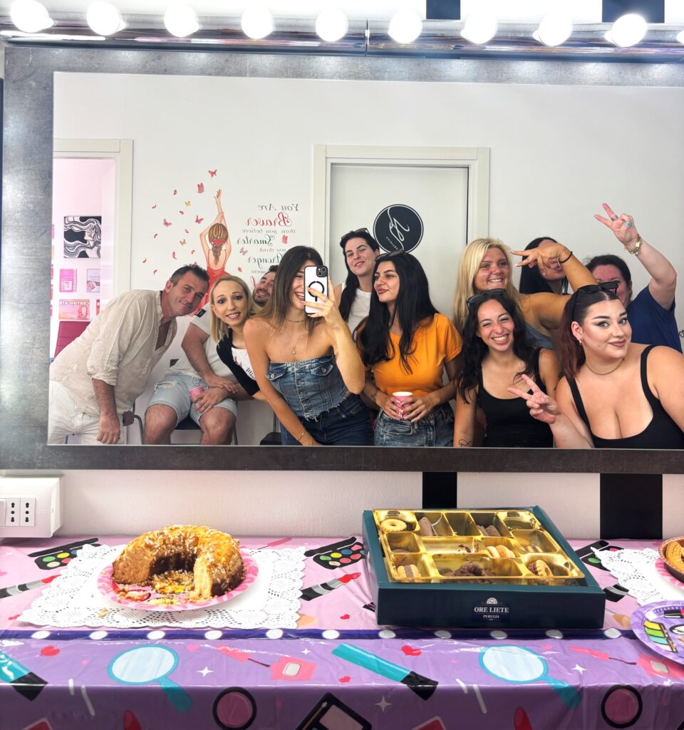 Ragazze sorridenti davanti uno specchio che di fanno foto